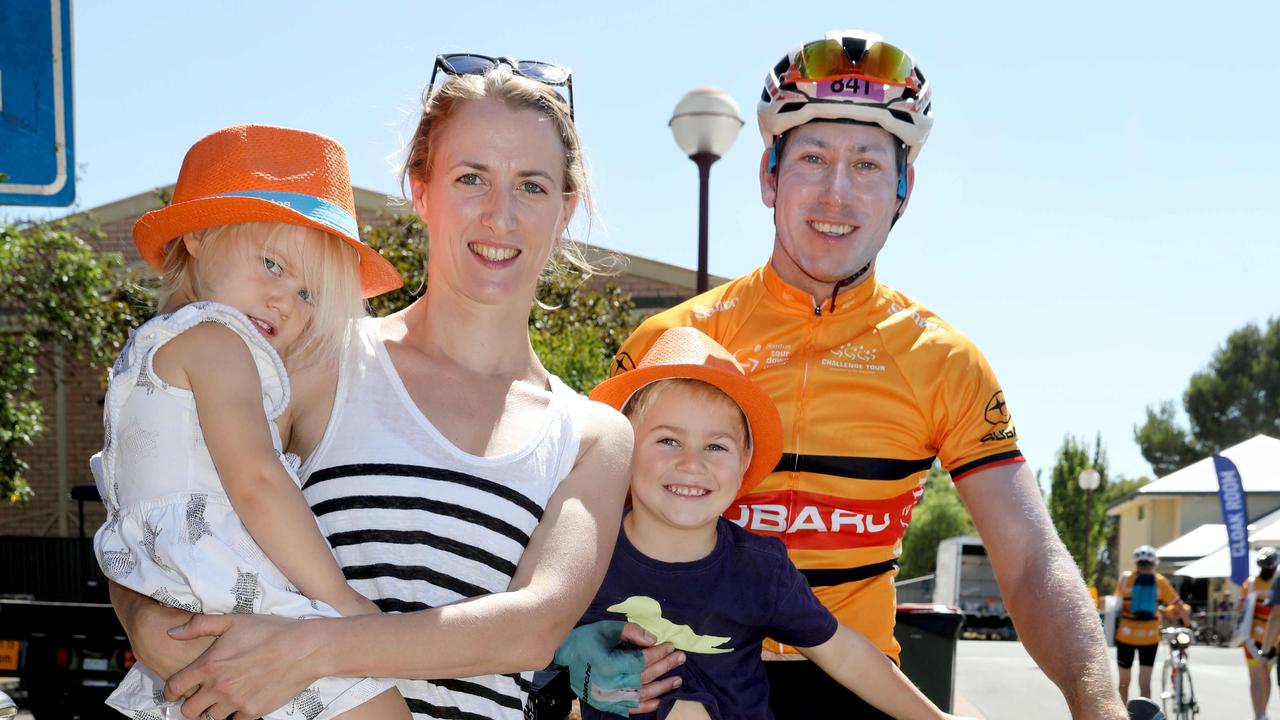 Sallie Malpas from New Zealand with kids Isaac Shingler, 5, and Chloe Shingler, 2, and bike riding partner, Simon Shingler, 35. (AAP Image/Dean Martin)