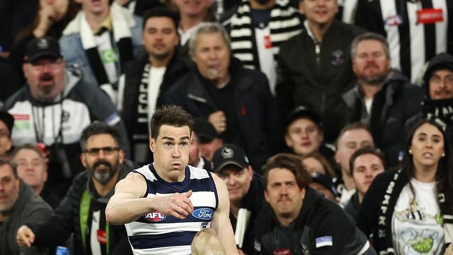 MELBOURNE . 03/09/2022. AFL. 1st Qualifying Final. Geelong vs Collingwood at the MCG.   Jeremy Cameron of the Cats hereÃs all about it from Collingwood fans as he lines up for goal during the 3rd qtr.    . Picture by Michael Klein