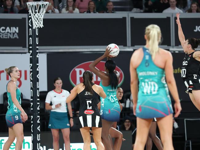 Mwai Kumwenda with the matchwinner for the Melbourne Vixens on the siren. Picture: Kelly Defina/Getty Images