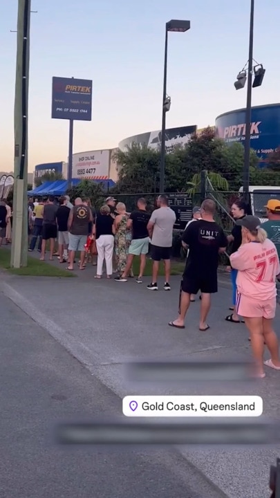 Bizarre 1km queue for seafood in Gold Coast