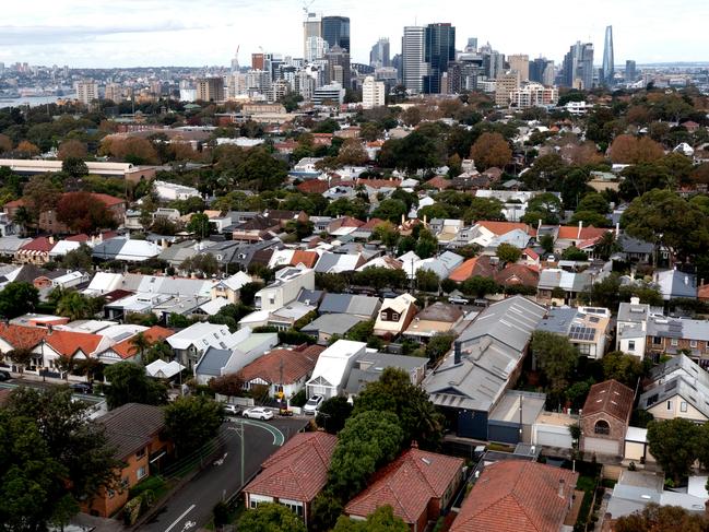 SYDNEY, AUSTRALIA - MAY 05: A general view of homes in McMahons Point on May 05, 2022 in Sydney, Australia. The Reserve Bank of Australia announced a cash rate increase from 0.1 per cent to 0.35 per cent on Tuesday. It is the first rate increase since November 2010. (Photo by Brendon Thorne/Getty Images)