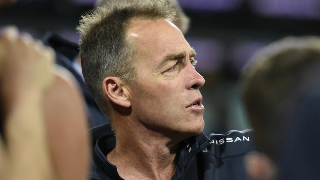 SYDNEY, AUSTRALIA - MAY 29: Hawks coach Alastair Clarkson speaks to his players during the round 11 AFL match between the Gold Coast Suns and the Hawthorn Hawks at Sydney Cricket Ground on May 29, 2021 in Sydney, Australia. (Photo by Albert Perez/AFL Photos/via Getty Images)