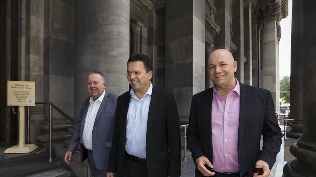 (L-R) Port Adelaide-Enfield Mayor Gary Johanson, SA Best leader Nick Xenophon and Marion Mayor Kris Hanna (AAP Image/Ben Macmahon)