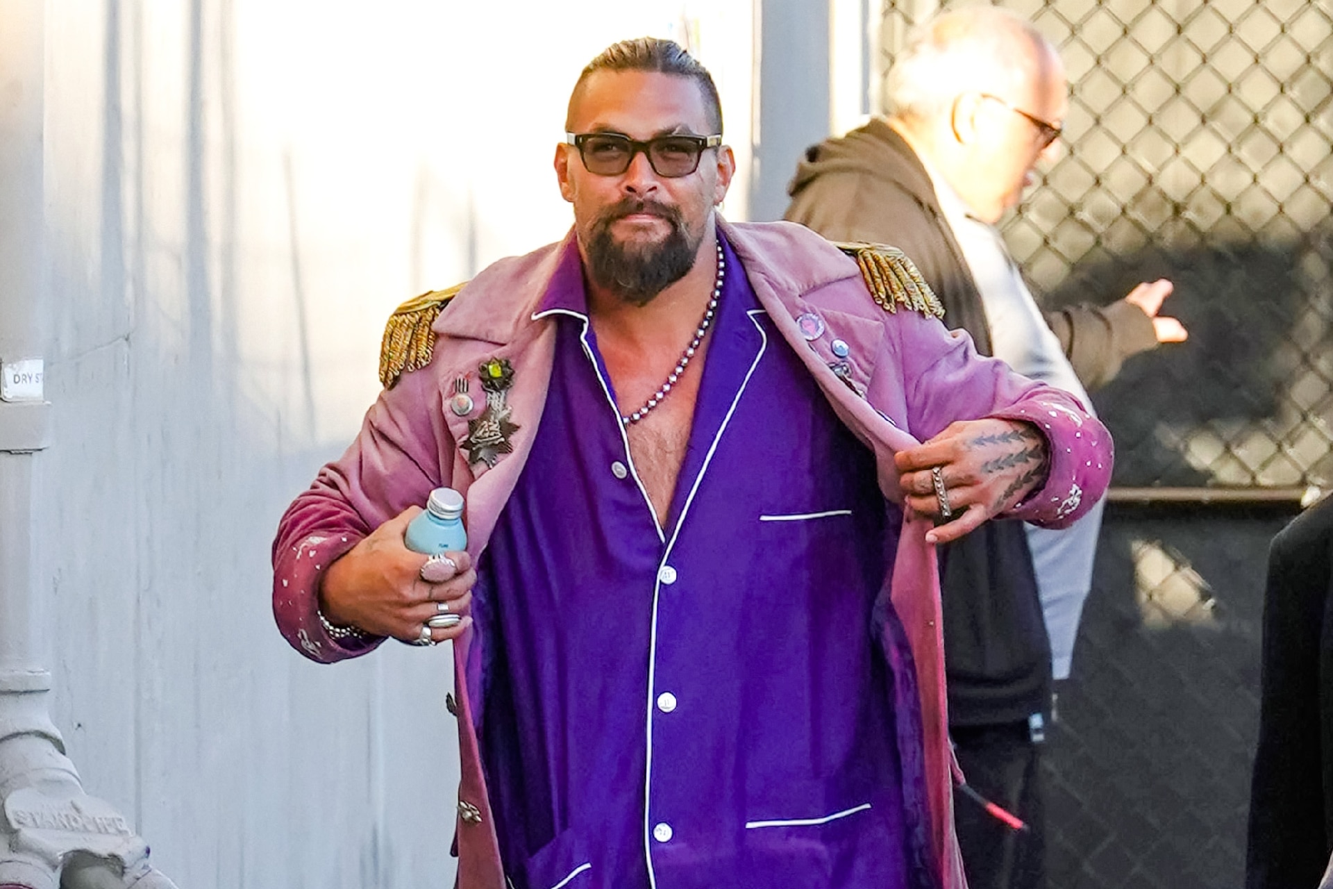 Jason Momoa Puts Big Fits To Bed Trendradars Australia