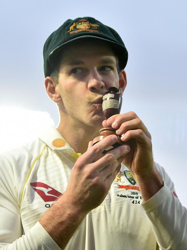 Tim Paine kisses the Ashes Urn in 2019.