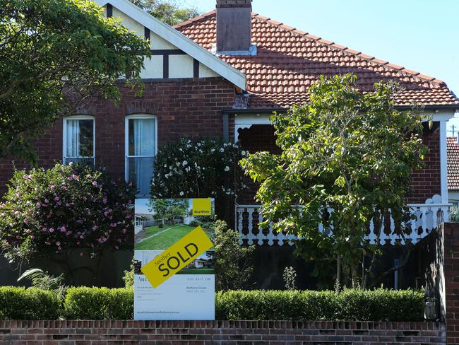 SYDNEY, AUSTRALIA - NewsWire Photos MARCH 31, 2021: A general view of a residential property with a for sale sign on the North Shore in Sydney, Australia. Picture: NCA NewsWire / Gaye Gerard