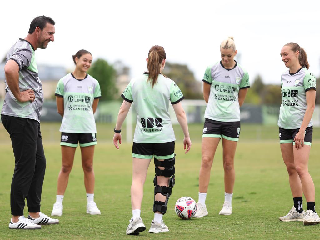 Antoni Jagarinec speaks to Jynaya Dos Santos, Majaj Markovski, Elizabeth Anton and Bethany Gordon. Picture: Getty Images