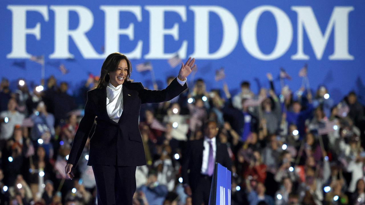 Democratic presidential nominee Kamala Harris, arrives on stage for a campaign rally on the Ellipse on October 29, 2024 in Washington, DC. (Photo by Kevin Dietsch / GETTY IMAGES NORTH AMERICA / Getty Images via AFP)