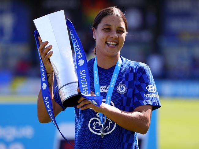 KINGSTON UPON THAMES, ENGLAND - MAY 08: Sam Kerr of Chelsea with the Barclays FA Women's Super League trophy after  the Barclays FA Women's Super League match between Chelsea Women and Manchester United Women at Kingsmeadow on May 08, 2022 in Kingston upon Thames, England. (Photo by Catherine Ivill/Getty Images)