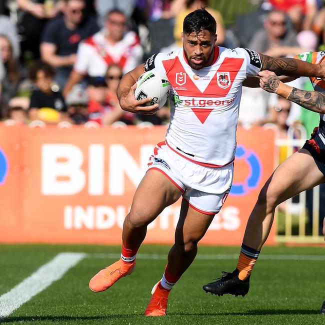 Jordan Pereira of the Dragons fends off a tackle in goal by Kurt Mann of the Knights during the Round 10 NRL match between the St George Illawarra Dragons and the Newcastle Knights at Glen Willow Stadium in Mudgee, Sunday, May 19, 2019. (AAP Image/Dan Himbrechts) NO ARCHIVING, EDITORIAL USE ONLY