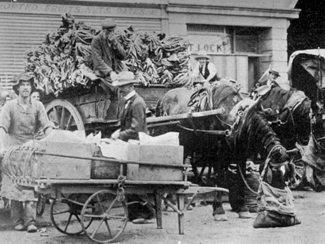 Back to 1903. This is early morning at the East End Market, where sellers are waiting for buyers.