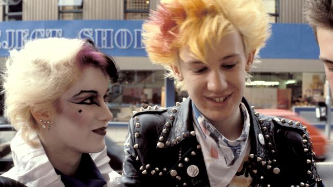 A New Romantic girl and punk guy, Kings Road, London, UK, 1980's. Photo: Getty