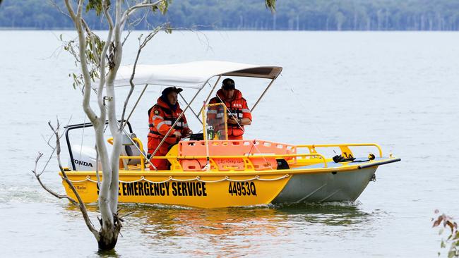 SES volunteers assist police divers and Queensland Fire and Emergency Services personnel searching the waters off the Lake Tinaroo boat ramp for the body of a 49 year old Atherton man, who was swimming in the lake around 11am Sunday and failed to resurface. Photo: Brendan Radke