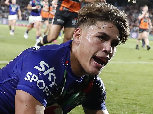 GOSFORD, AUSTRALIA - MAY 21:   Reece Walsh of the Warriors scores a try during the round 11 NRL match between the New Zealand Warriors and the Wests Tigers at Central Coast Stadium on May 21, 2021, in Gosford, Australia. (Photo by Mark Metcalfe/Getty Images)