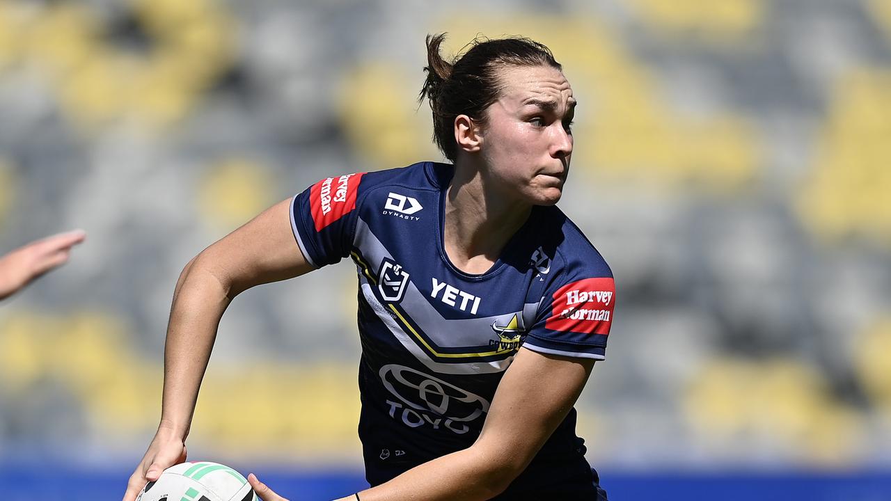 Kirra Dibb of the Cowboys passes during a clash against the Gold Coast Titans last season. (Photo by Ian Hitchcock/Getty Images)