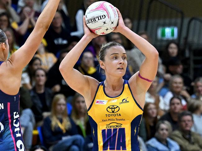 SUNSHINE COAST, AUSTRALIA - JUNE 15: Liz Watson of the Lightning looks to pass during the round 10 Super Netball match between Sunshine Coast Lightning and Melbourne Vixens at UniSC Arena, on June 15, 2024, in Sunshine Coast, Australia. (Photo by Bradley Kanaris/Getty Images)