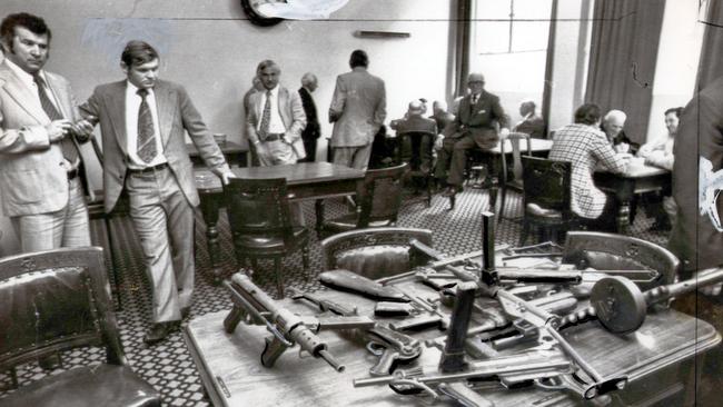 Police displaying the firearms guns used in the Great Bookie Robbery.