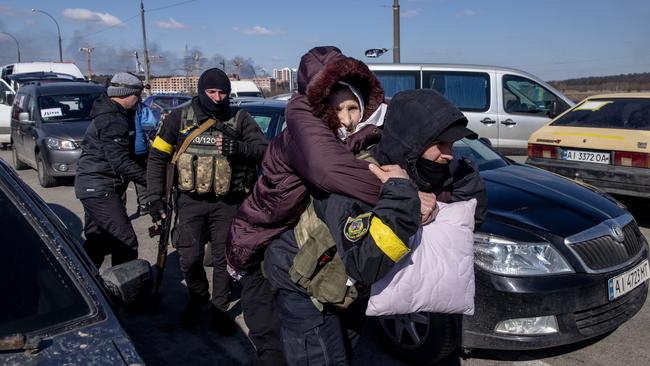 An 88-year-old woman is evacuated from a hospice in Irpin, Ukraine. Photo: Getty Images