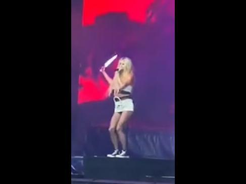 Kesha unknowingly performs with real butcher knife