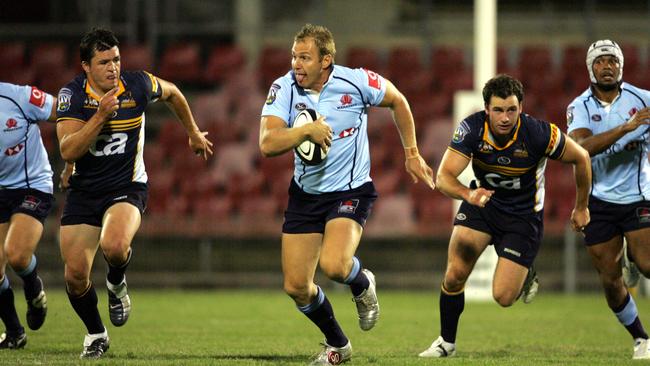 Peter Hewat carves up the Brumbies in his Waratahs days.