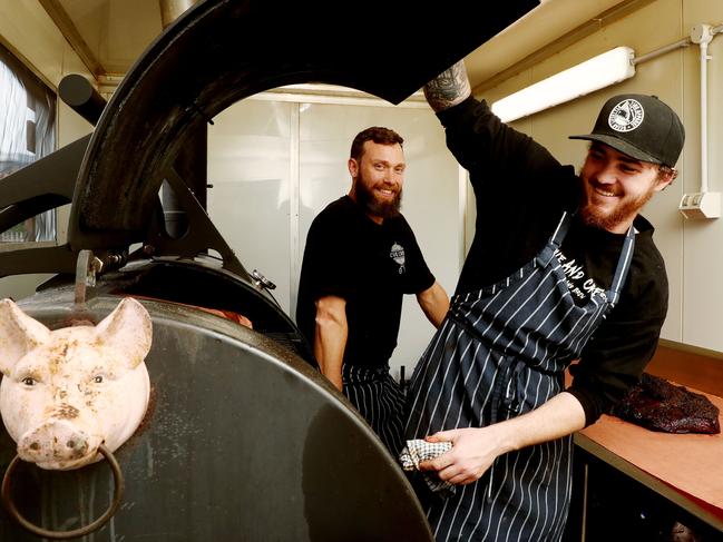 Cue and Crew’s Haydn Powell and Michael Freeman with the slow cooker Shaniqwa. Picture: Sue Graham