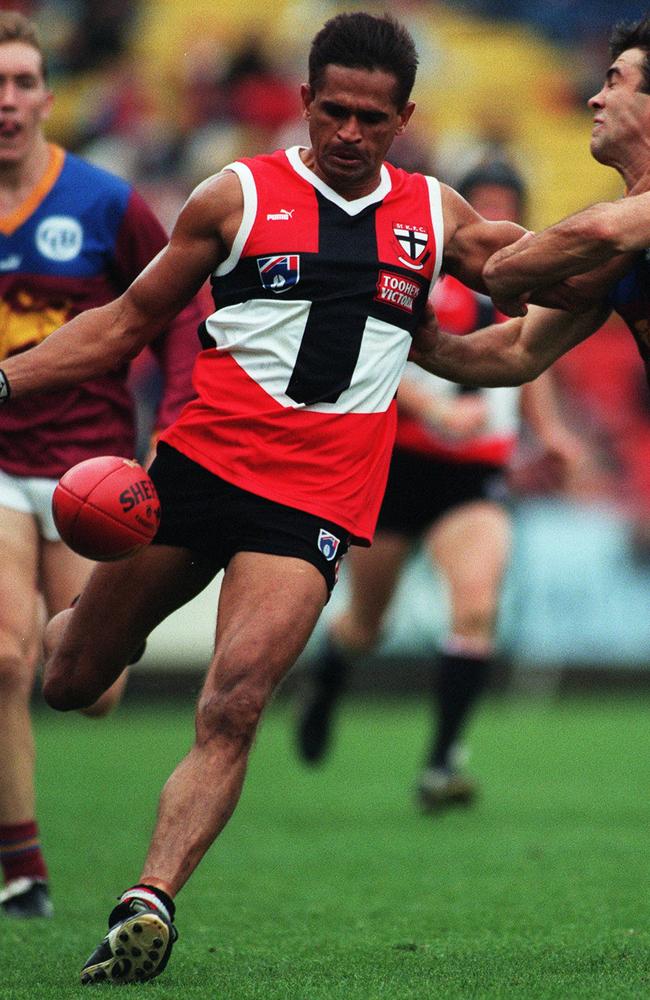 Nicky Winmar in action at Waverley Park in 1998.