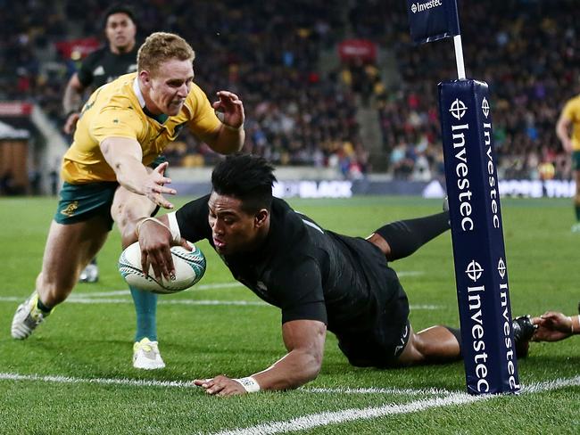 Julian Savea shreds the Australian defence and goes over for a brilliant try on the wing.