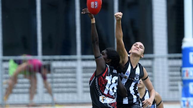 Tsharni Graham goes up against Freda Puntatemeri in round 1 of the NTFL 22/23 season. Picture: (A)manda Parkinson