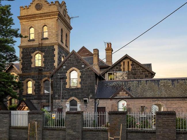 Ex-Melb guesthouse where man was killed in 2014 up for sale