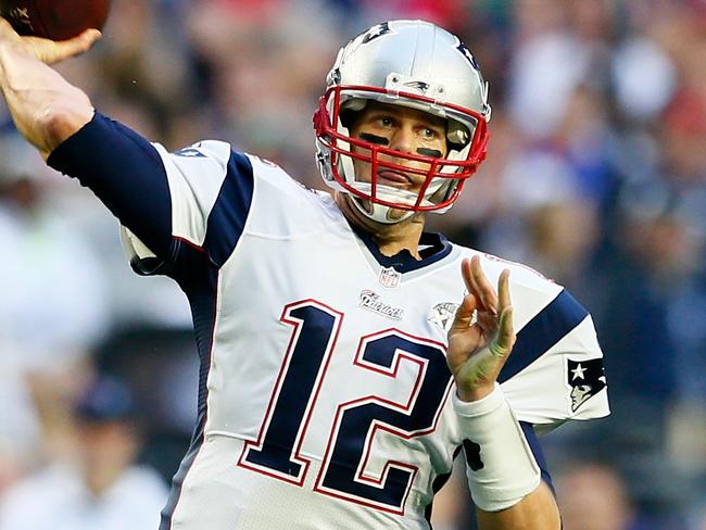 GLENDALE, AZ - FEBRUARY 01: Tom Brady #12 of the New England Patriots passes the ball in the first quarter against the Seattle Seahawks during Super Bowl XLIX at University of Phoenix Stadium on February 1, 2015 in Glendale, Arizona. (Photo by Kevin C. Cox/Getty Images)