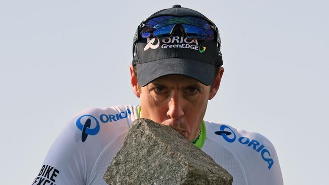 TOPSHOT — Australia's Mathew Hayman kisses his trophy as he celebrates on the podium after winning the 114th edition of the Paris-Roubaix one-day classic cycling race, between Compiegne and Roubaix, on April 10, 2016, in Roubaix, northern France. / AFP PHOTO / FRANCOIS LO PRESTI