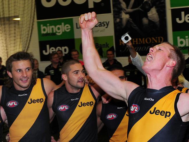 Richmond v Sydney Swans. MCG. Jack Riewoldt raises his arm as the team sins the song.