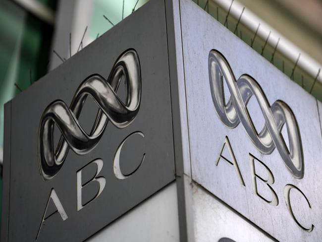 (FILES) In this file photo taken on September 27, 2018 the logo for Australia's public broadcaster ABC is seen at its head office building in Sydney. - Australian police raided the headquarters of public broadcaster ABC on June 5, 2019, the second high-profile probe into news outlets in 24 hours, amid a crackdown on sensitive leaks. (Photo by Saeed KHAN / AFP)