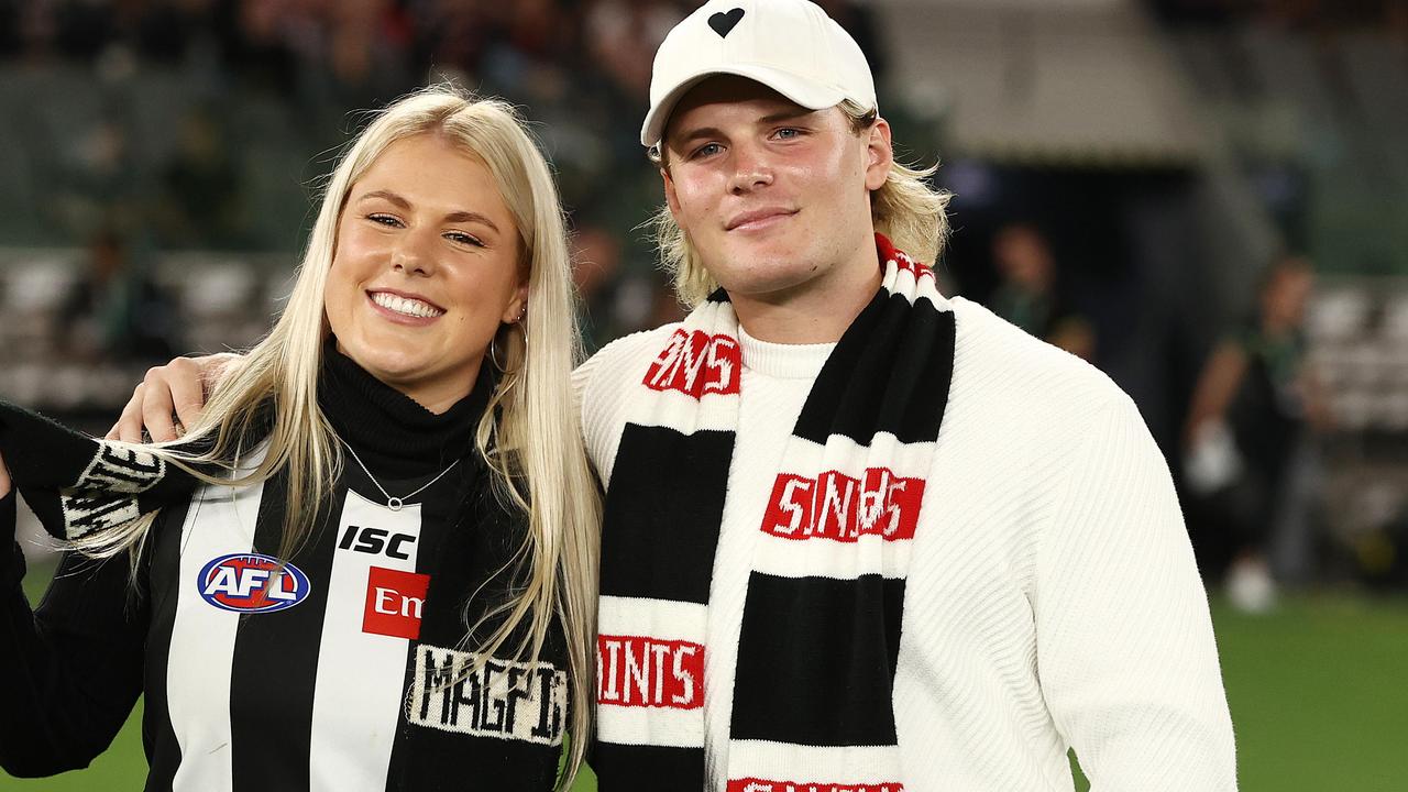 Shane Warne’s kids Brooke Warne and Jackson Warne tossed the coin before the match. Photo by Michael Klein.