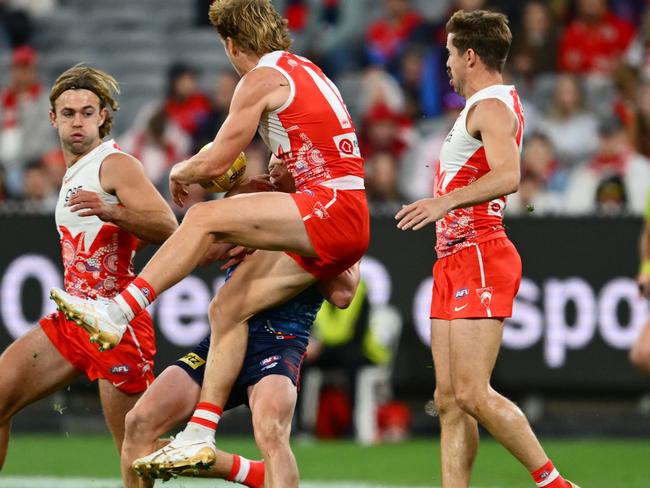 MELBOURNE, AUSTRALIA - MAY 25: Callum Mills of the Swans bumps Charlie Spargo of the Demons high during the round 11 AFL match between Narrm (Melbourne Demons) and Sydney Swans at Melbourne Cricket Ground, on May 25, 2025, in Melbourne, Australia. (Photo by Quinn Rooney/Getty Images)