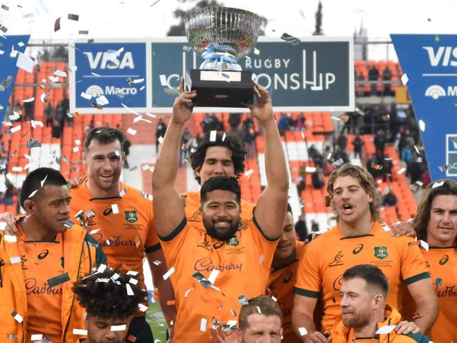 Australia's Wallabies celebrate with the trophy after defeating Argentina's Los Pumas 41-26 in their Rugby Championship 2022 test match at the Malvinas Argentinas stadium in Mendoza, Argentina, on August 6, 2022. (Photo by Andres LARROVERE / AFP)