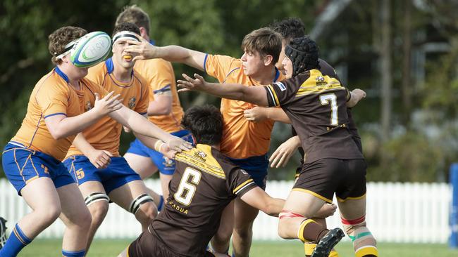 Darcy Hammond unloads the ball. Picture: Renae Droop