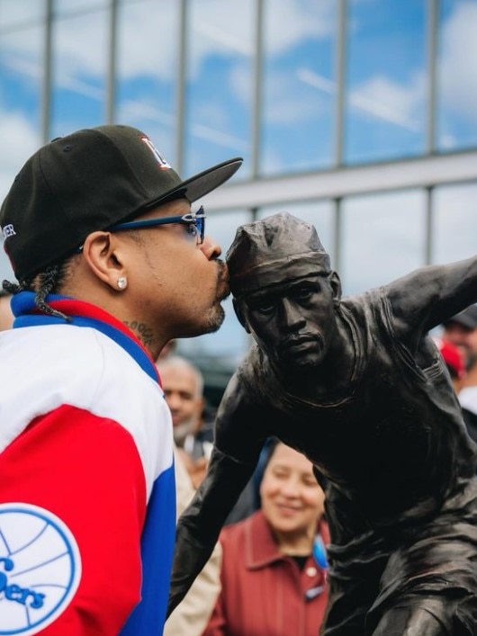Iverson kisses the statue. Photo: Instagram