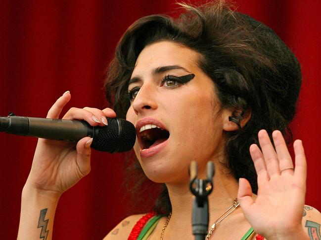 (FILES) British pop singer Amy Winehouse performs at the Glastonbury music festival, in Pilton, Somerset, in south-west England, on June 22, 2007. (Photo by Carl DE SOUZA / AFP)