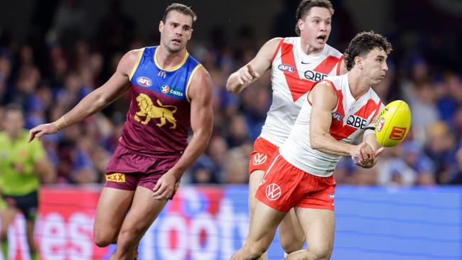 Sam Wicks of the Swans handpasses the ball during the 2023 AFL Round 14 match between the Brisbane Lions and the Sydney Swans at the Gabba on June 16, 2023 in Brisbane, Australia. (Photo by Russell Freeman/AFL Photos via Getty Images)