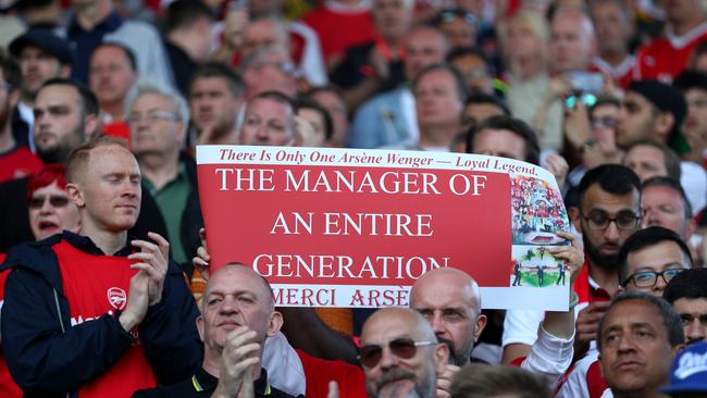 Fans hold a sign as a tribute to Arsene Wenger                        <a class="capi-image" capiId="115ec6fec69dcae48381080cd1b51233"></a>