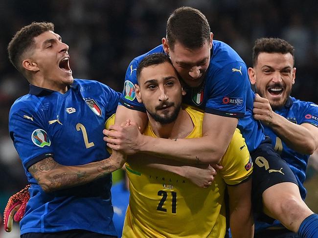 (FILES) In this file photo taken on July 11, 2021 Italy's goalkeeper Gianluigi Donnarumma (C) celebrates with teammates after winning the UEFA EURO 2020 final football match between Italy and England at the Wembley Stadium in London. - Paris Saint-Germain have announced on July 14 the signing of 22-year-old goalkeeper Gianluigi Donnarumma from AC Milan until 2026. Donnarumma was recently named best player at the UEFA European Championship, which he won with Italy. (Photo by Laurence Griffiths / POOL / AFP)