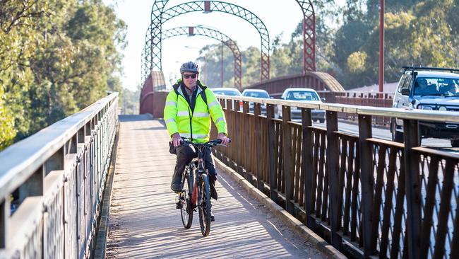 Moama resident Leigh Madgwick cycles to work in Echuca across the border. Picture: Jake Nowakowski