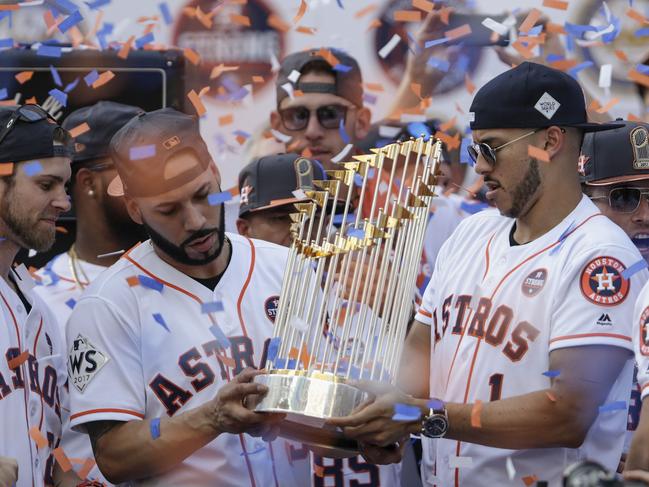 HOUSTON, TX - NOVEMBER 03: Marwin Gonzalez #9 of the Houston Astros and Carlos Correa #1 hold the World Series Trophy during the Houston Astros Victory Parade on November 3, 2017 in Houston, Texas. The Astros defeated the Los Angeles Dodgers 5-1 in Game 7 to win the 2017 World Series.   Tim Warner/Getty Images/AFP / AFP PHOTO / GETTY IMAGES NORTH AMERICA / Tim Warner