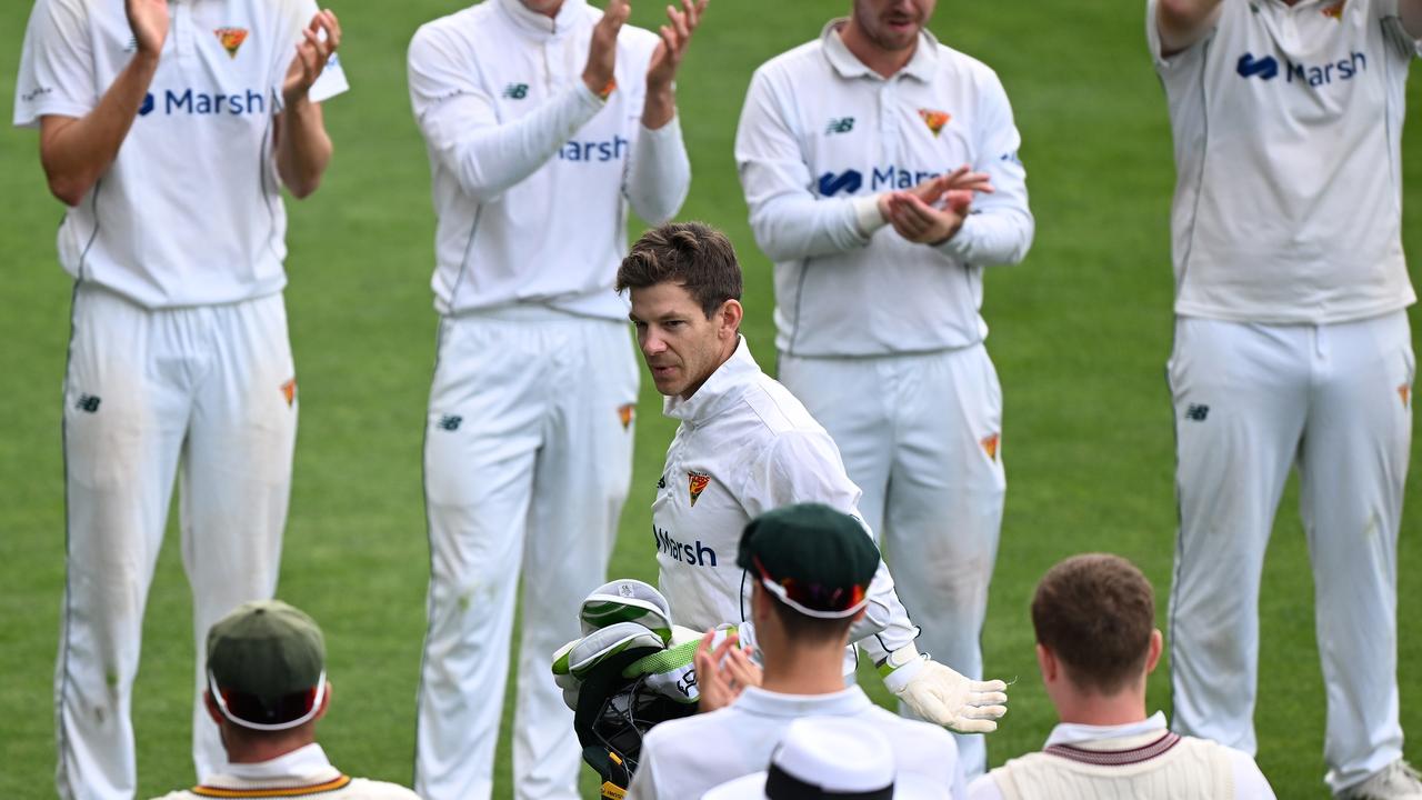 Tim Paine of the Tigers receives a guard of honour. Photo by Steve Bell/Getty Images