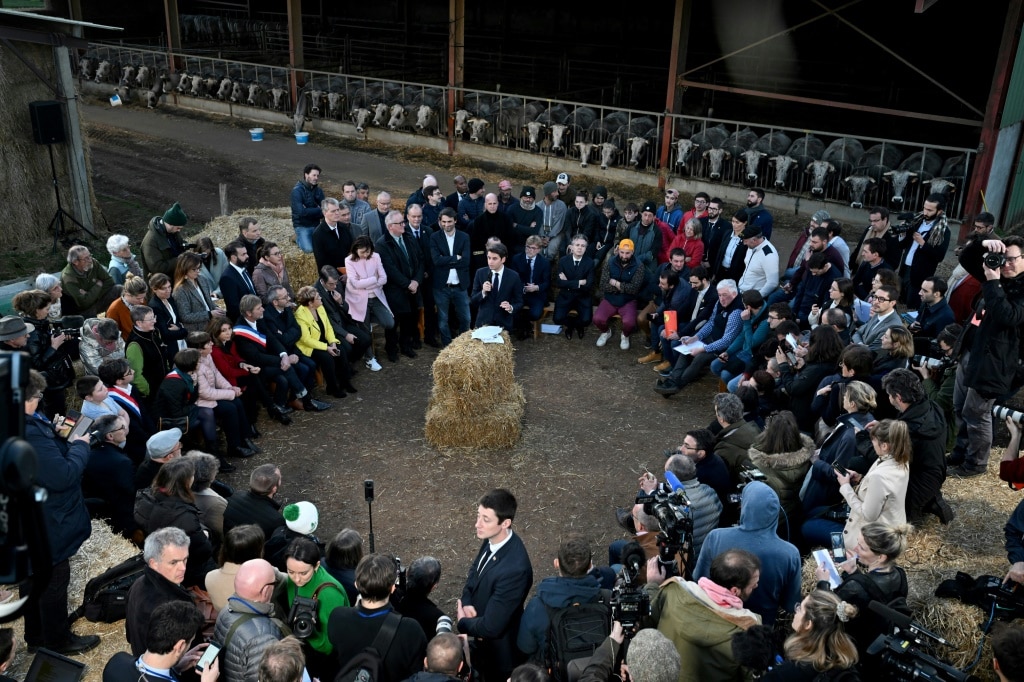 Premier Francji odwiedza farmę, podczas gdy związki rolnicze przysięgają „oblężenie” Paryża