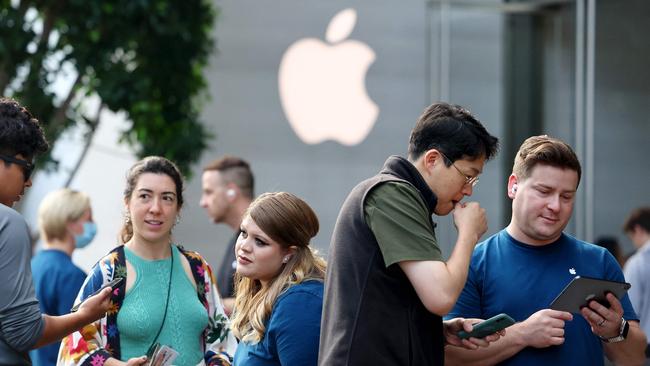 LOS ANGELES, CALIFORNIA - SEPTEMBER 22: People wait in line to purchase new Apple iPhone 15 models at the Apple The Grove store on the phoneâs worldwide release day on September 22, 2023 in Los Angeles, California. The four new iPhone handsets feature a titanium frame, 48 megapixel main camera, and a USB-C charging cable.   Mario Tama/Getty Images/AFP (Photo by MARIO TAMA / GETTY IMAGES NORTH AMERICA / Getty Images via AFP)