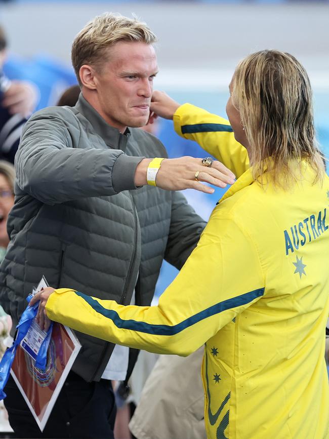 Emma McKeon gets a hug off boyfriend Cody Simpson after winning the womens 100m freestyle final. Picture” Michael Klein