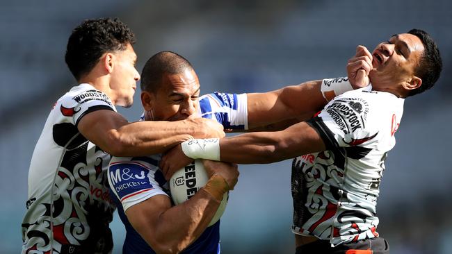 SYDNEY, AUSTRALIA - AUGUST 23: Will Hopoate of the Bulldogs is tackled by Hayze Perham and Paul Turner of the Warriors during the round 15 NRL match between the Canterbury Bulldogs and the New Zealand Warriors at ANZ Stadium on August 23, 2020 in Sydney, Australia. (Photo by Mark Kolbe/Getty Images)