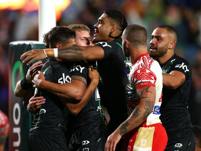 The Warriors celebrate a try to Te Maire Martin.